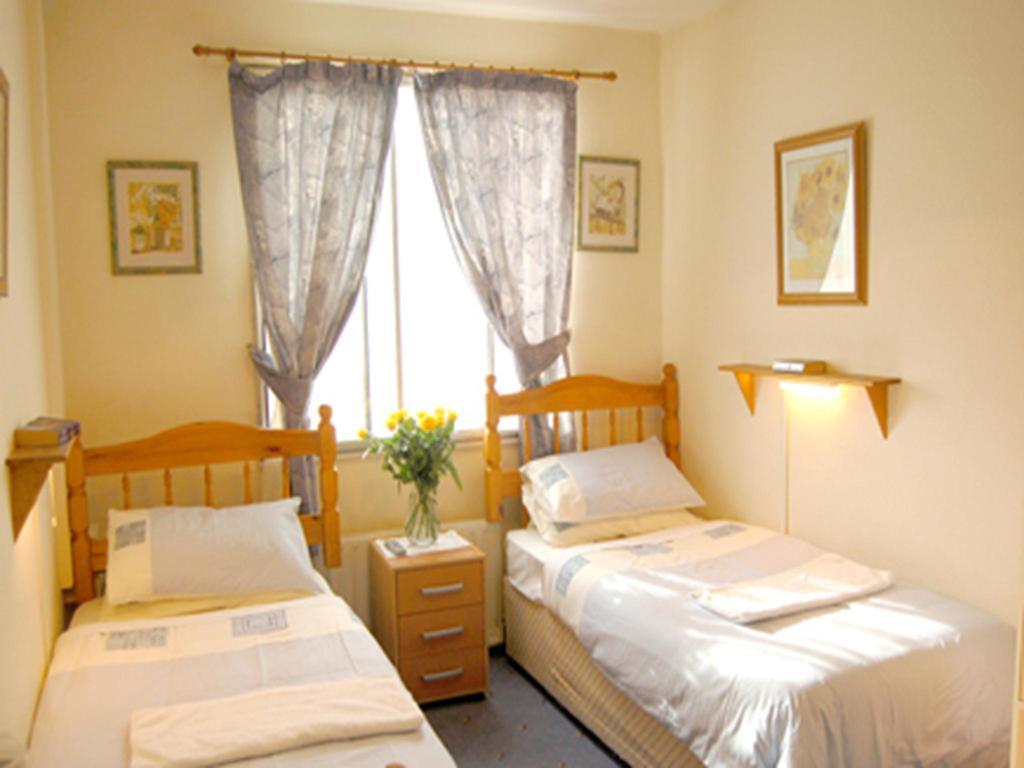 Broadway Lodge Bed And Breakfast Surbiton Room photo