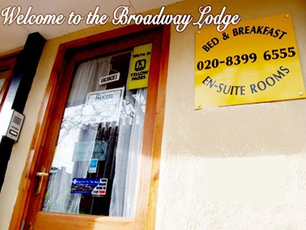 Broadway Lodge Bed And Breakfast Surbiton Exterior photo