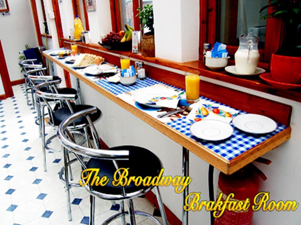 Broadway Lodge Bed And Breakfast Surbiton Exterior photo